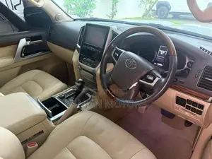 Toyota Land Cruiser 200 Sahara V8 2016