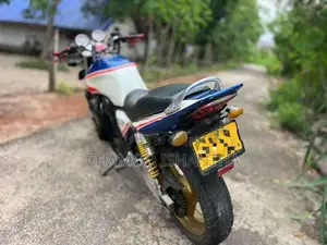 Honda CB400 2005