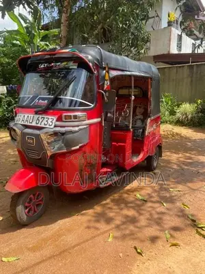 Bajaj RE 205 2014