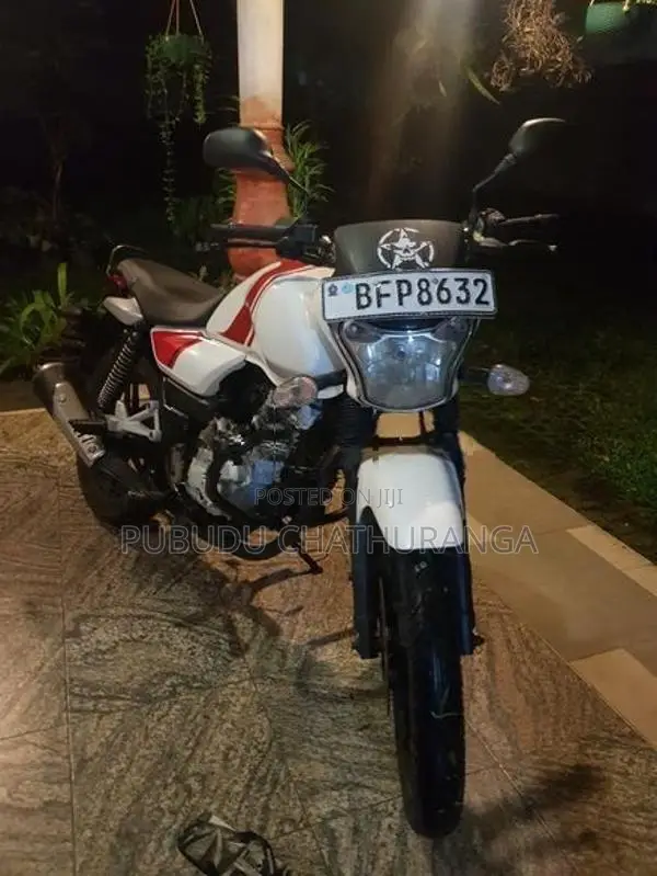 Bajaj V15 2017