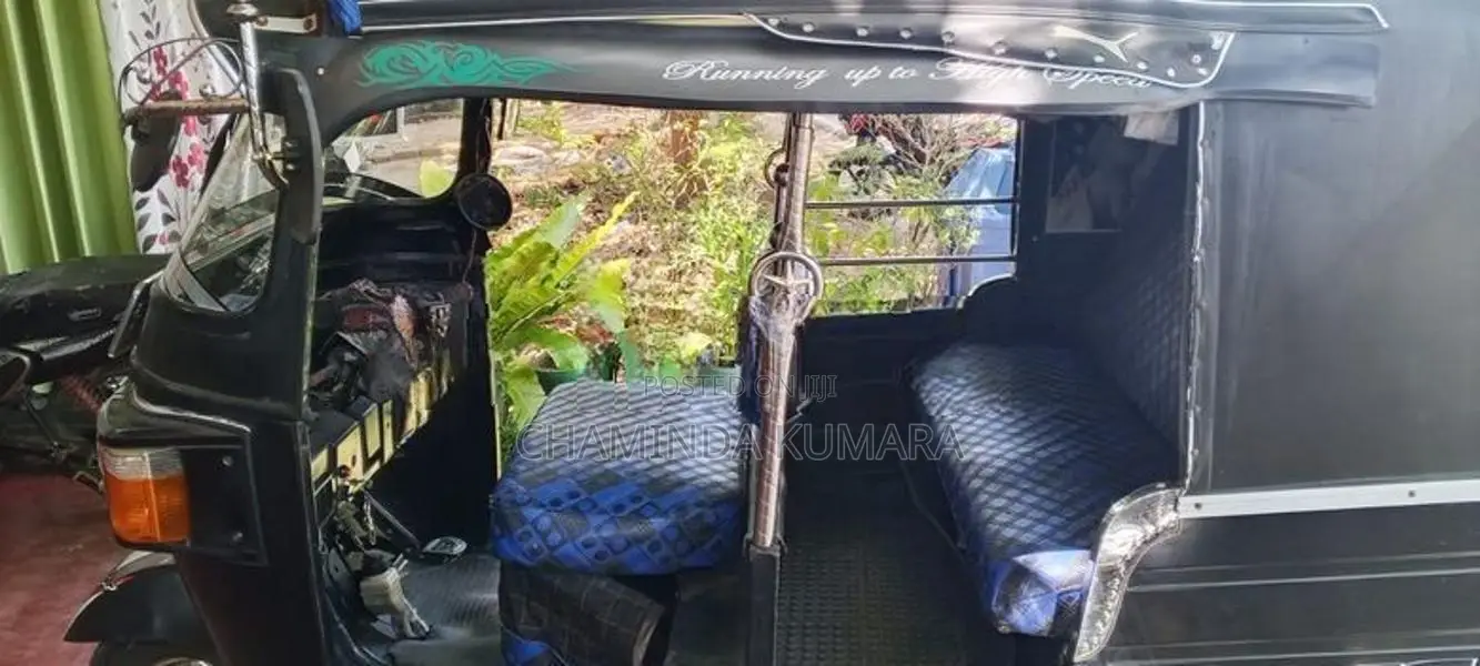 Bajaj RE 205 2011