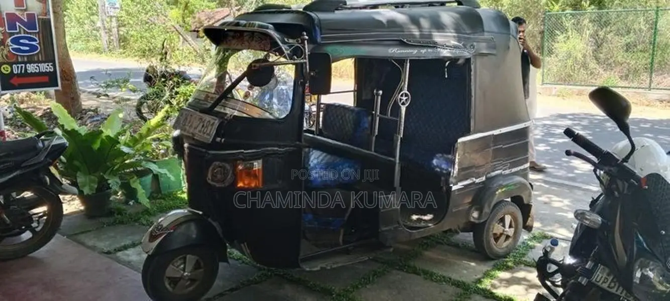 Bajaj RE 205 2011