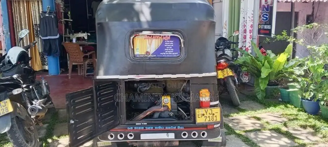 Bajaj RE 205 2011