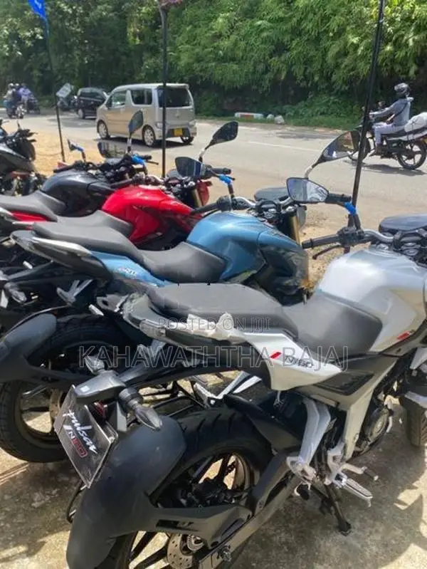 Bajaj Pulsar N160 premium 2026