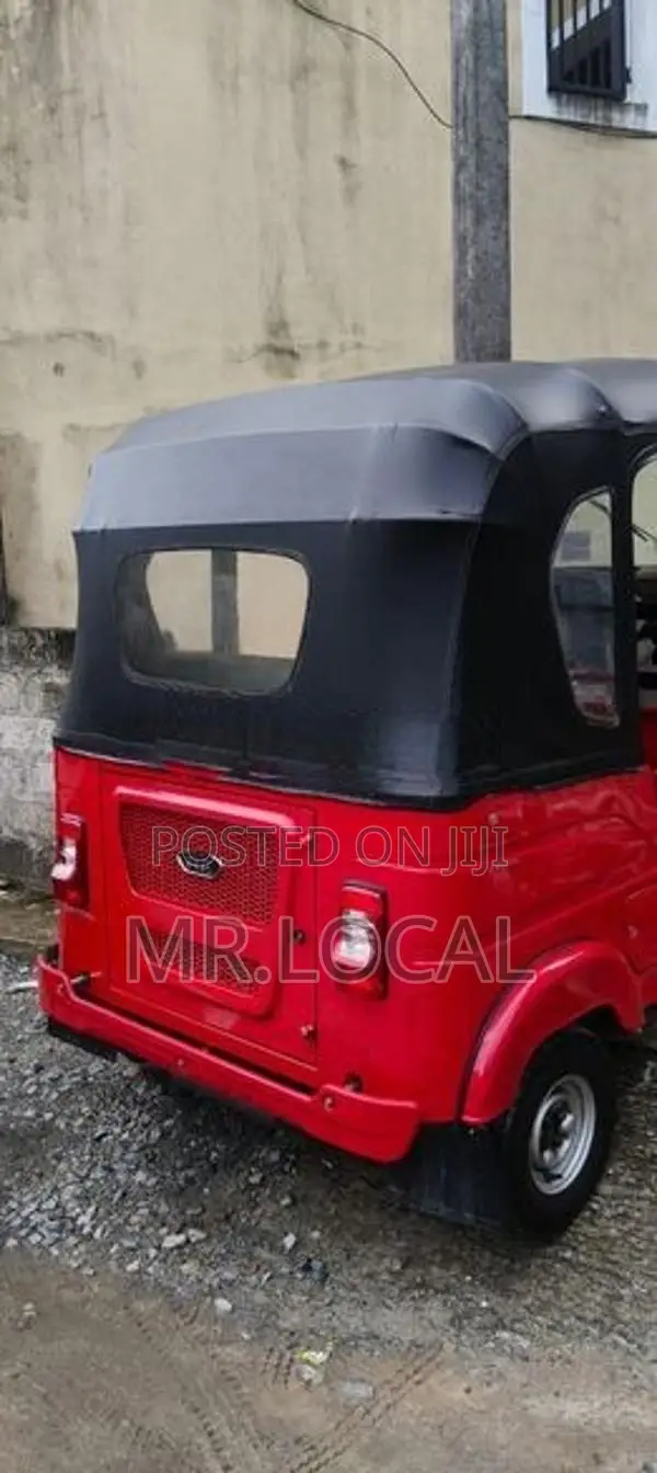Bajaj RE 236 2025
