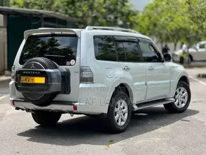 Mitsubishi Montero 2013