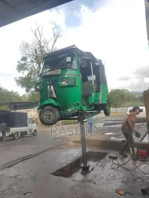 Bajaj RE 205 2011