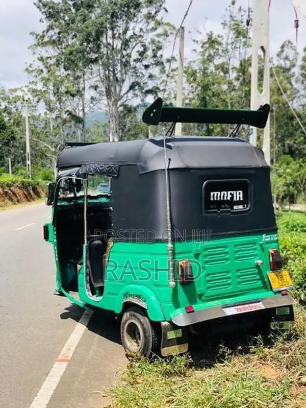 Bajaj RE 205 2011
