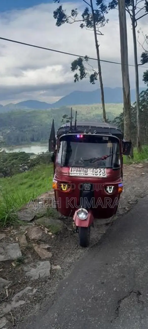 Bajaj RE 205 2012