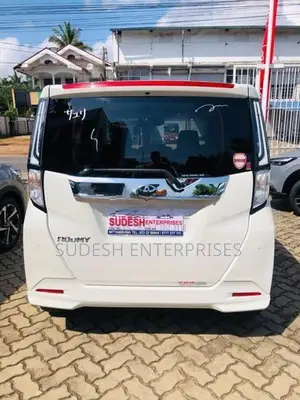 Toyota Roomy Custom GT 2025
