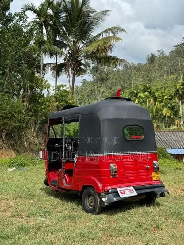 Bajaj RE 205 2012