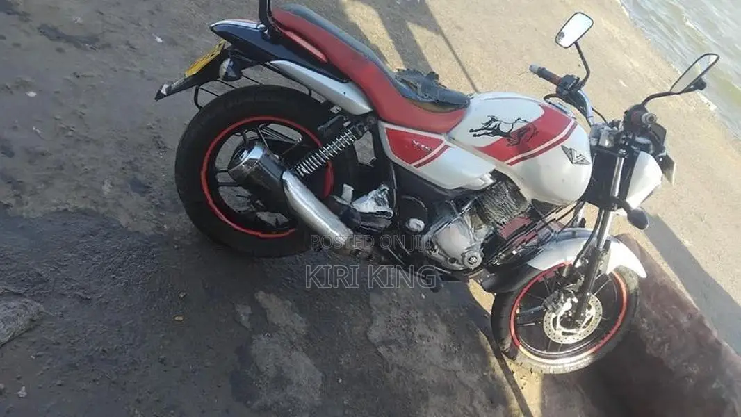 Bajaj V15 2018