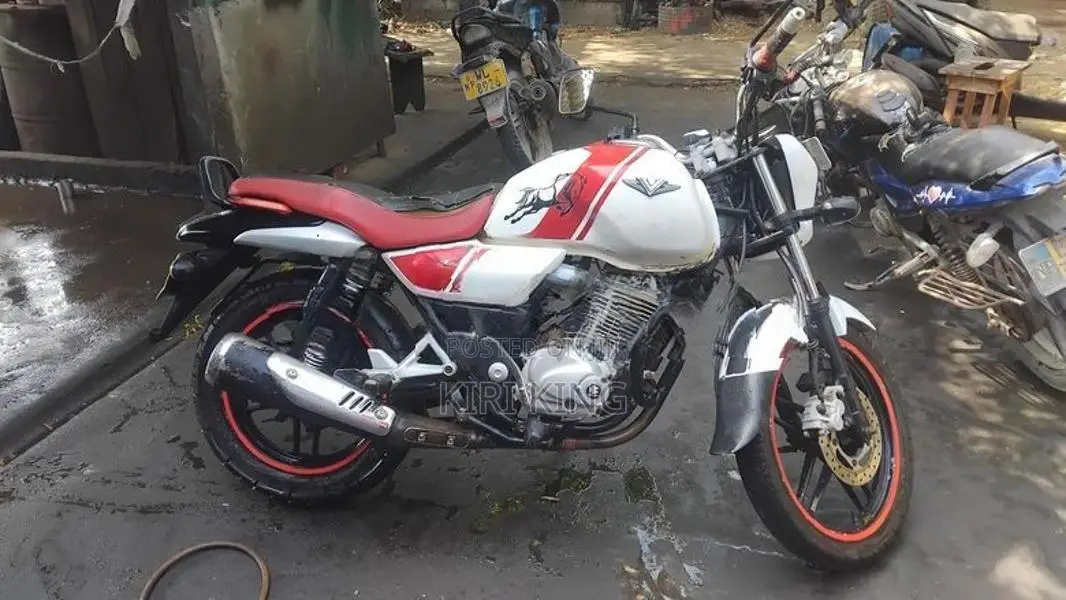 Bajaj V15 2018