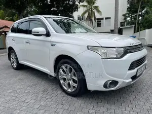 Mitsubishi Outlander PHEV 2015