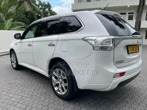 Mitsubishi Outlander PHEV 2015