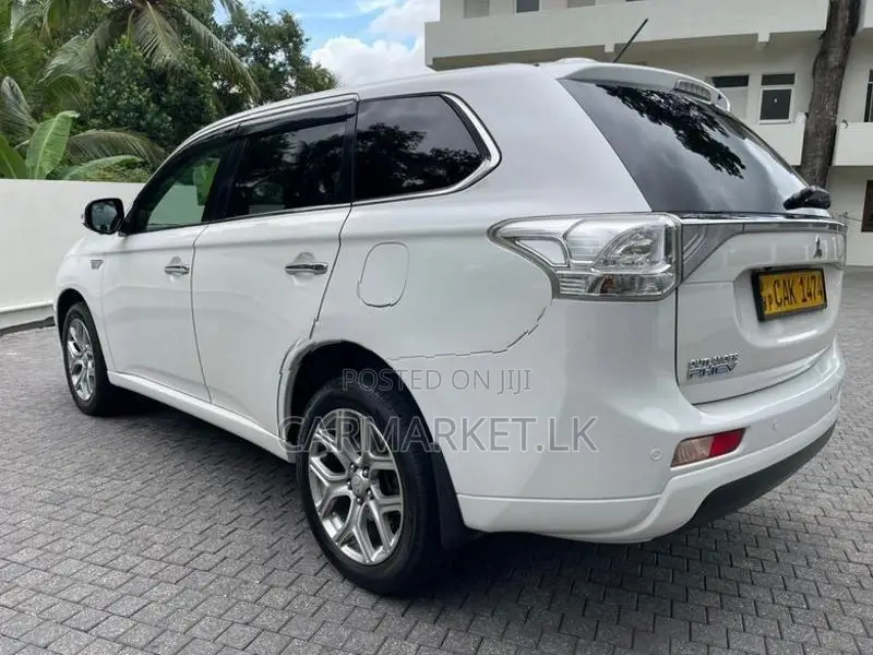 Mitsubishi Outlander PHEV 2015