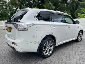 Mitsubishi Outlander PHEV 2015