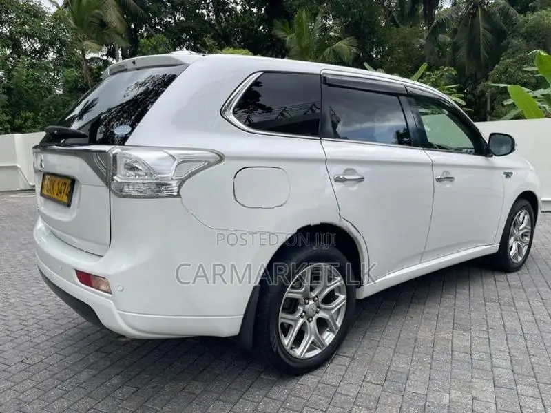 Mitsubishi Outlander PHEV 2015
