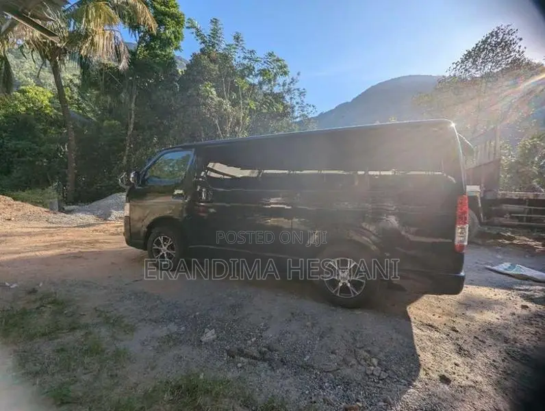 Toyota Hiace 2015