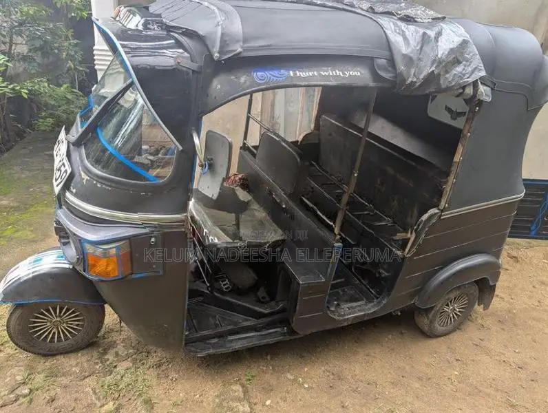 Bajaj RE 205 2011