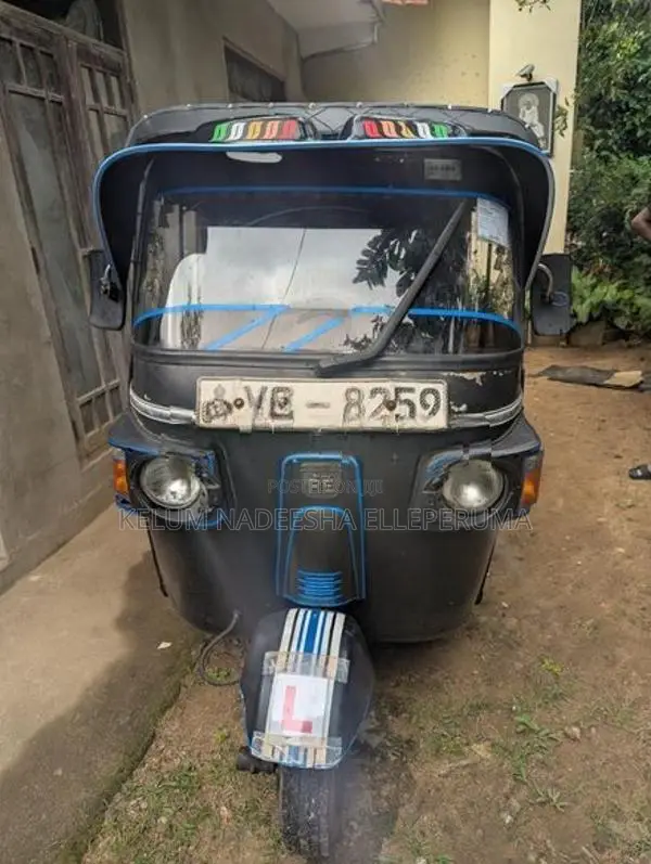 Bajaj RE 205 2011