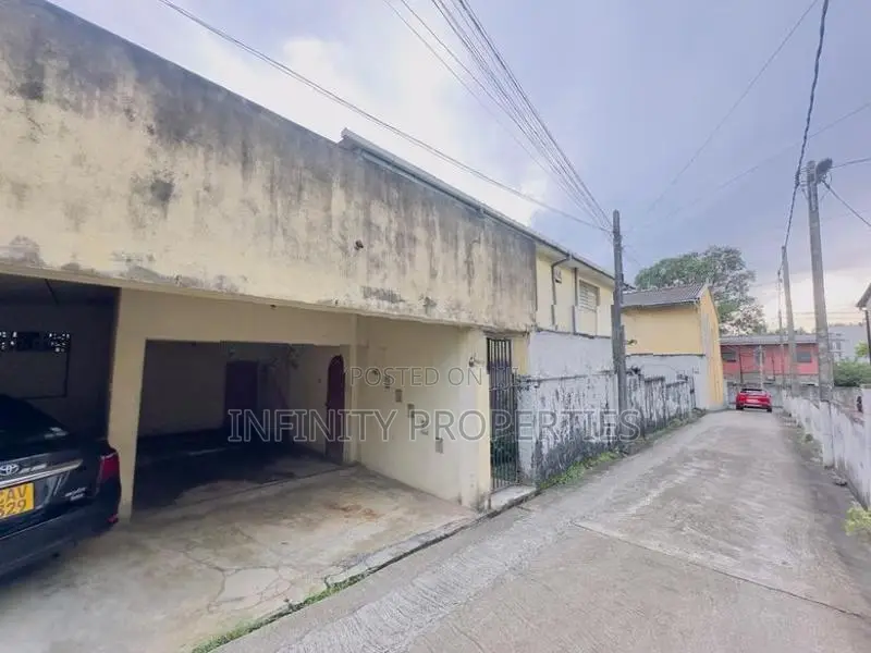 (IP326) 32P Land with 03 Houses Sale at Colombo 06