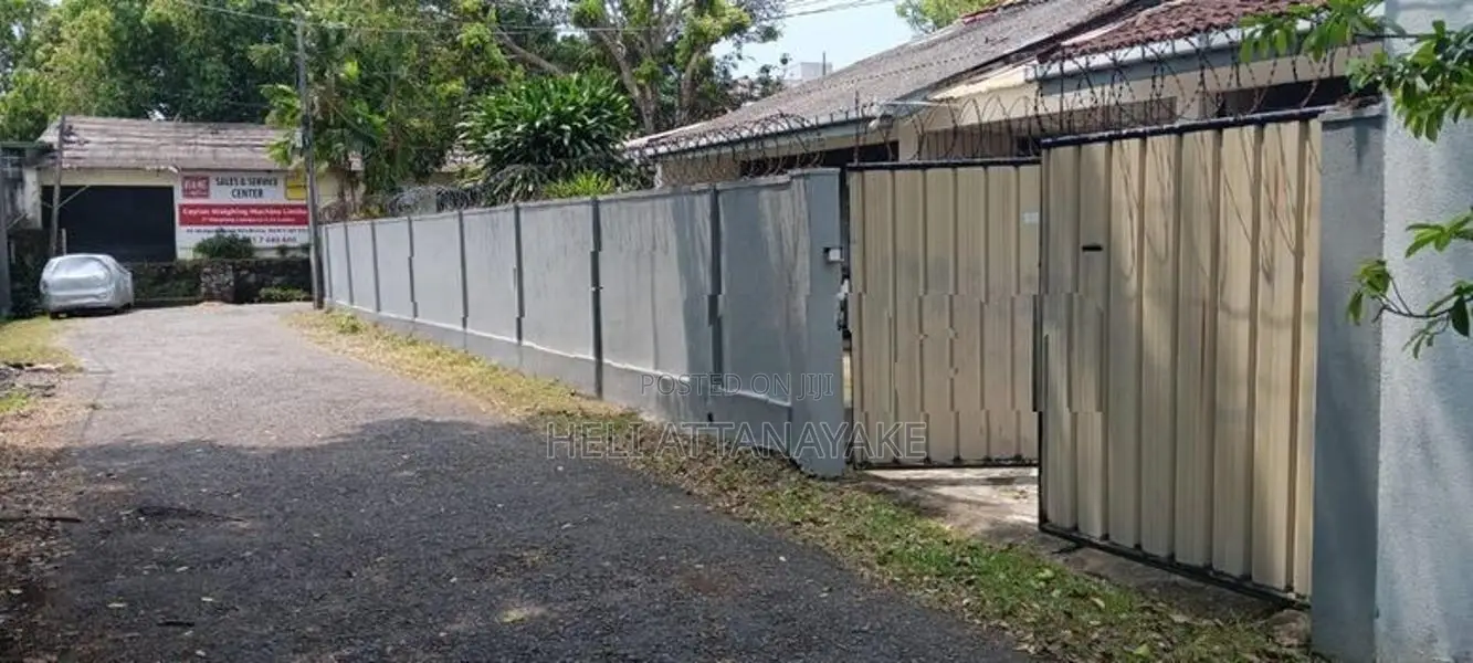 House with 18 Perches Near Water's Edge – Battaramulla