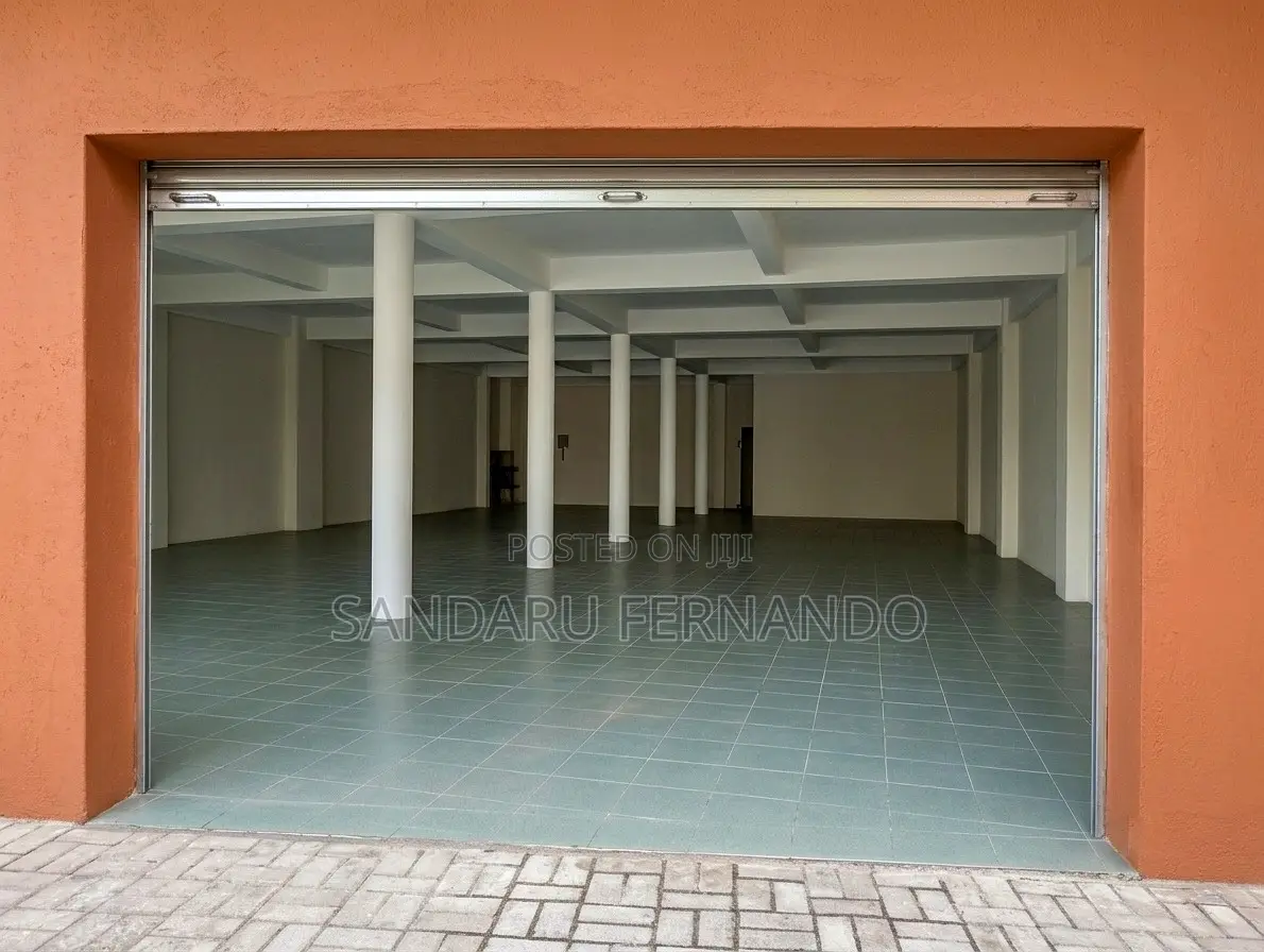 Main Road Facing Commercial Floor for Rent in Maradana P400