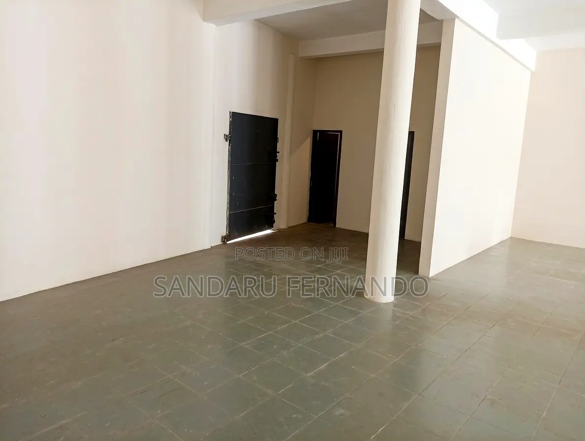 Main Road Facing Commercial Floor for Rent in Maradana P400