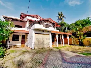 පිලියන්දල නගරයෙන් පර්චස් 30 ක් තෙමහල් නිවසක් විකිණීමට