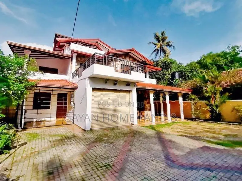 පිලියන්දල නගරයෙන් පර්චස් 30 ක් තෙමහල් නිවසක් විකිණීමට