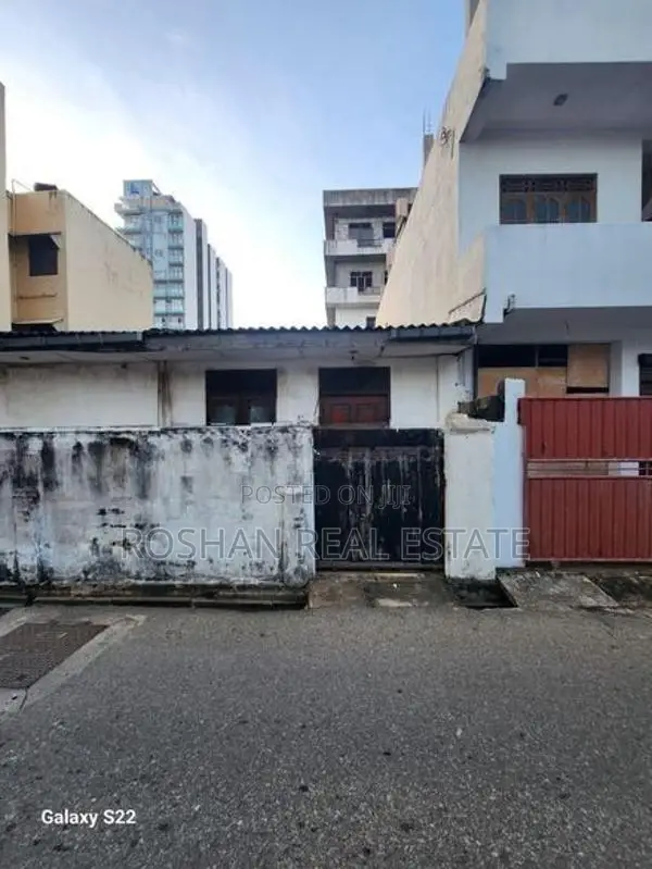 Old house Land Value For Sale Sea Side Wellawatte