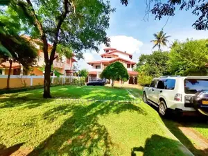 පිලියන්දල නගරයෙන් පර්චස් 30 ක් තෙමහල් නිවසක් විකිණීමට