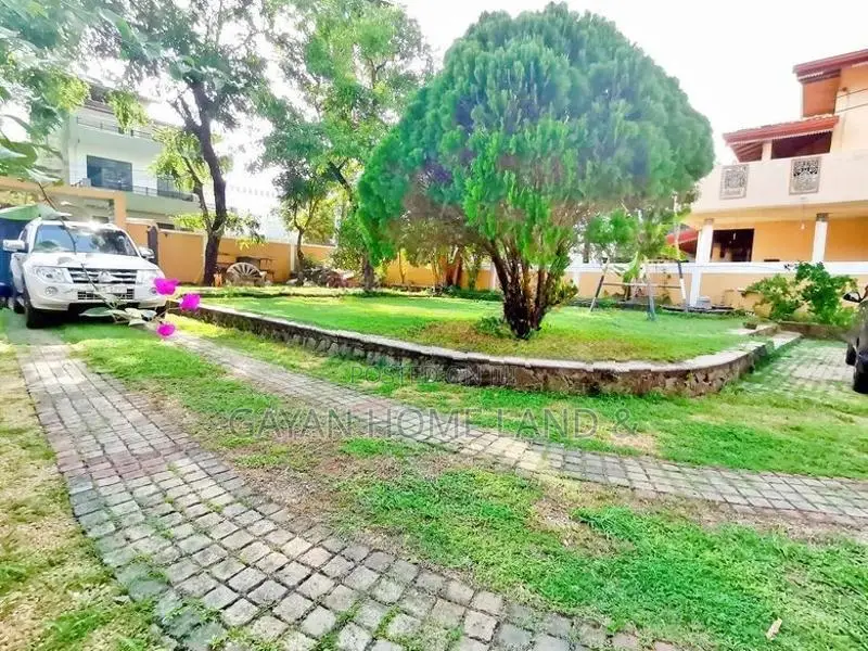 පිලියන්දල නගරයෙන් පර්චස් 30 ක් තෙමහල් නිවසක් විකිණීමට