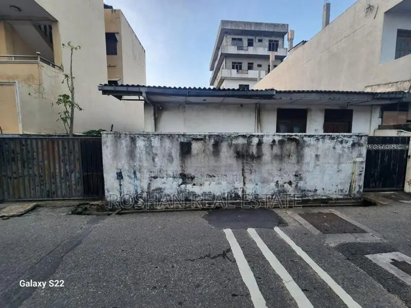 Old house Land Value For Sale Sea Side Wellawatte
