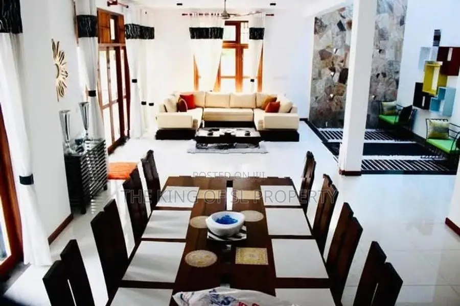 Luxury House for sale in Thalawathugoda