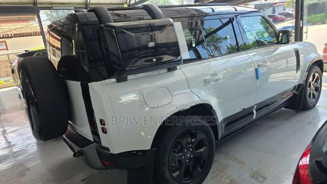 Land Rover Defender P400e 2025