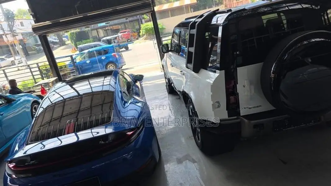 Land Rover Defender P400e 2025