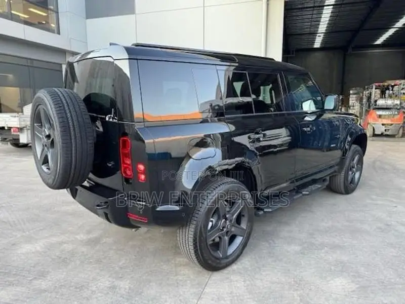 Land Rover Defender P400e Black Edition 2025