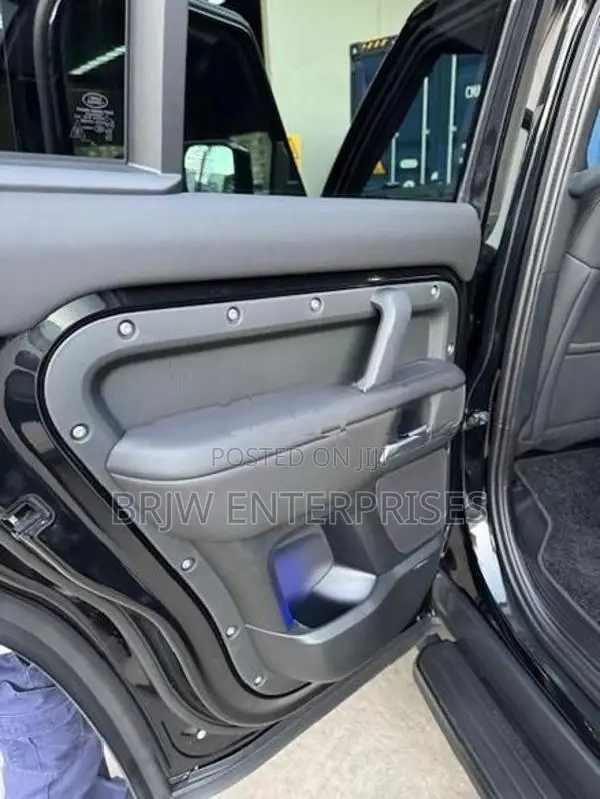 Land Rover Defender P400e Black Edition 2025