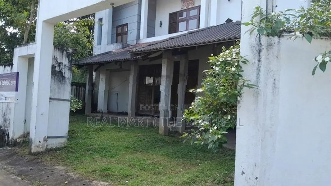 Delgoda : 10 Perches Land for Sale in Wallawwththa