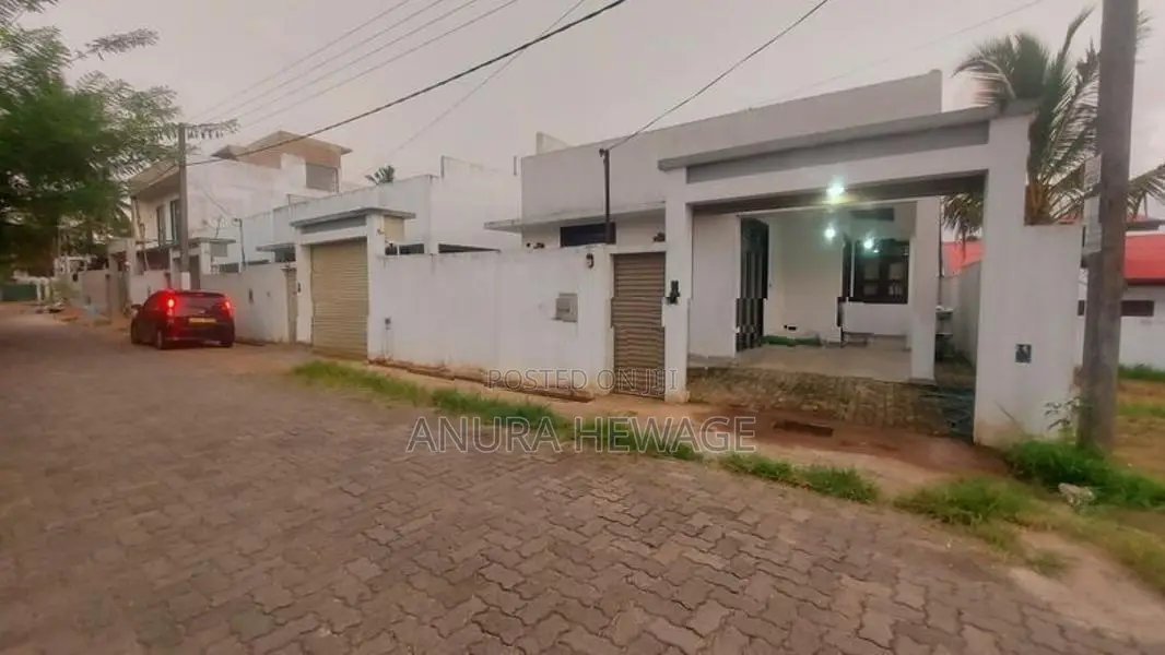 අතුරුගිරිය, ගල්වරුසාව පාරේ පිහිටි නිවසක් විකිණීමට ඇත. (ID:GLW002S)