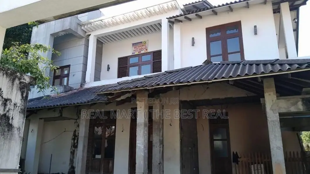Delgoda : 10 Perches Land for Sale in Wallawwththa