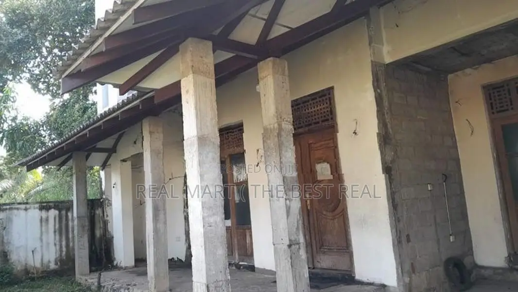 Delgoda : 10 Perches Land for Sale in Wallawwththa