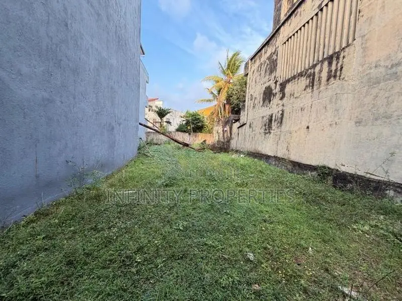 8.6 P Land with Property Sale At 1st lane Pagoda Road Nugegoda