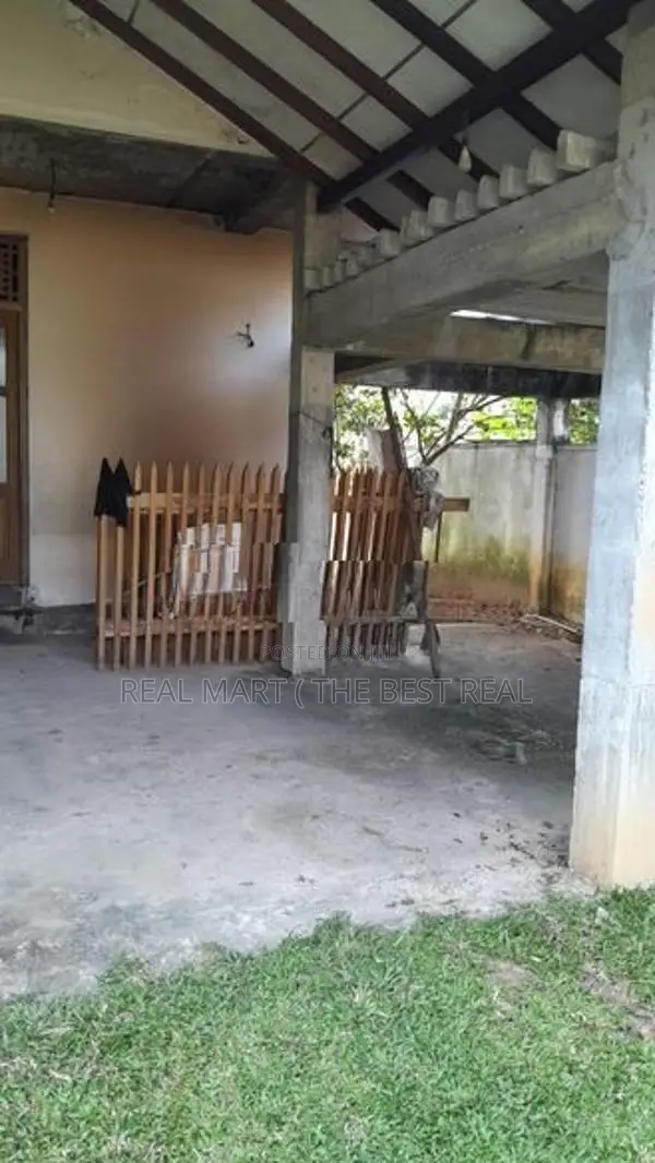Delgoda : 10 Perches Land for Sale in Wallawwththa