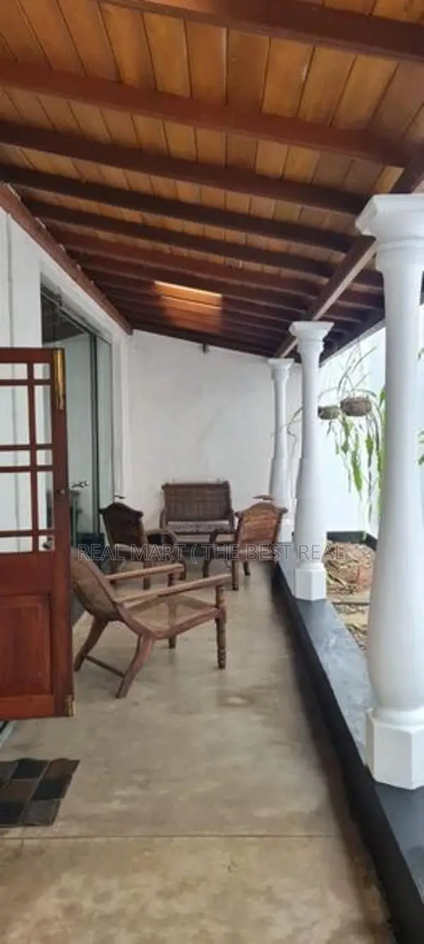 Borelasgamuwa : 4 A/C BR (20P) House for Sale at Lake road