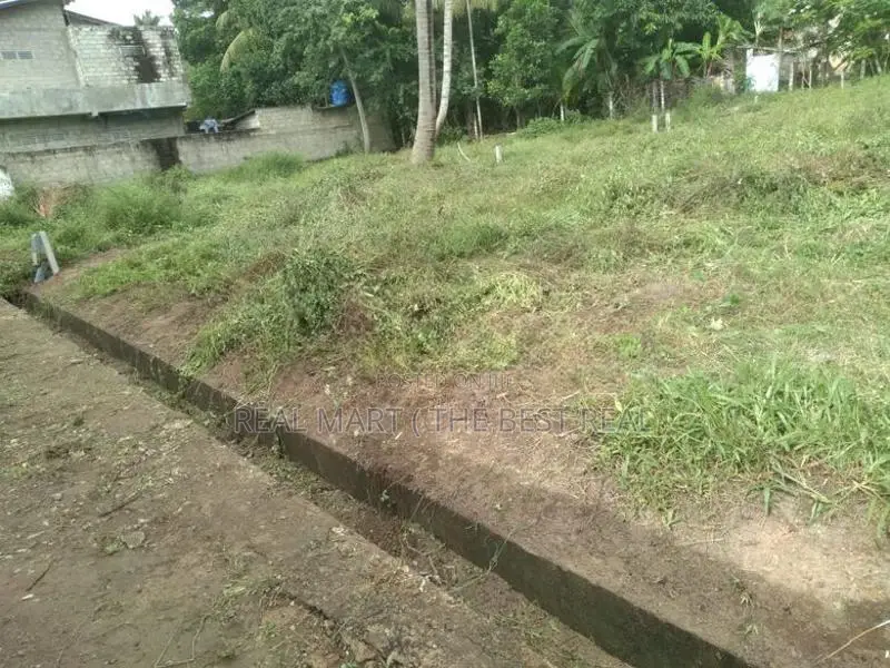 Katunayake : 11 Perches Commercial Land for Sale