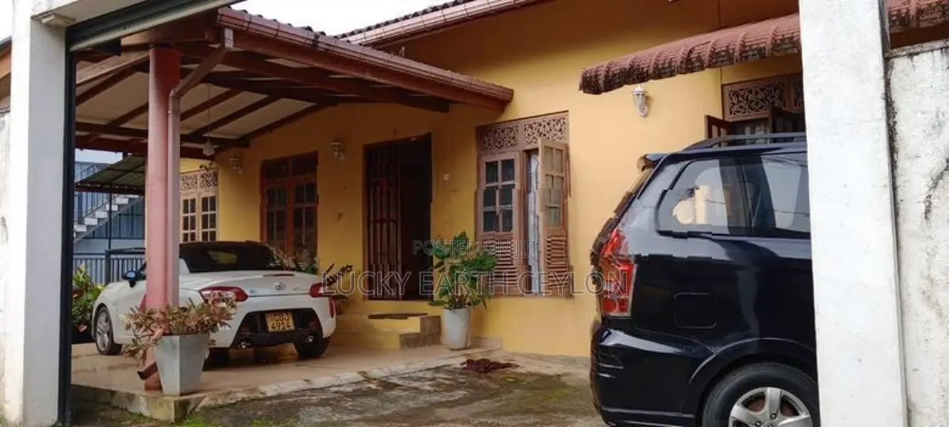 Peradeniya 2 Storey Unfurnishef House for Sale (S127)