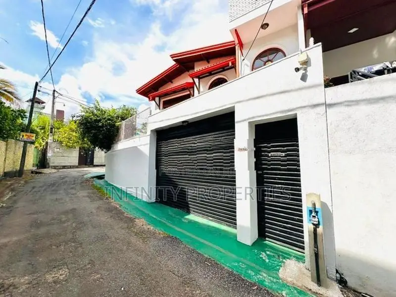 03 Story House with 6 P Sale at Temple Road Maharagama